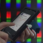 iPhone в чехле с биодатчиком или переносная диагностическая лаборатория