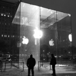 Знаменитый стеклянный куб Apple поврежден снегоуборочной машиной