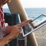 Пользователи с интересом смотрят на iPad Pro