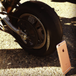 iPhone 6s под колесами мотоцикла Ducati