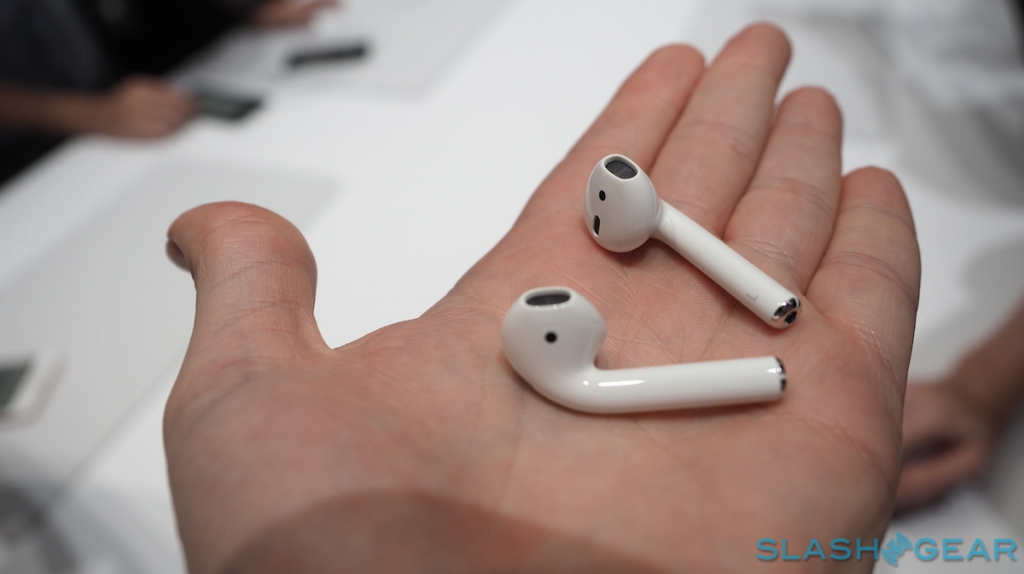 airpods-hand-on