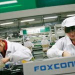 Foxconn предлагает премию в размере 1000 долларов сборщикам устройств