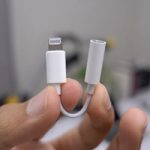 Apple хочет перестать комплектовать iPhone переходниками для наушников