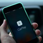 Apple CarPlay меньше отвлекает водителя, чем штатные мультимедийные системы