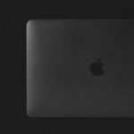 Apple придумала, как окрашивать MacBook в глубокий черный цвет