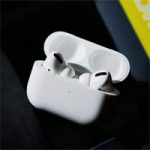 Apple хочет научить AirPods работать в режиме слухового аппарата